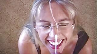 U ovom videu možete vidjeti seksi ženu sa oblinama koja dominira kako radi svoje i tjera svog muškarca da radi šta god poželi. Prvo, ona mu puše kurac. Zatim ga opsjedne na vrh kao kaubojka na skakaču.